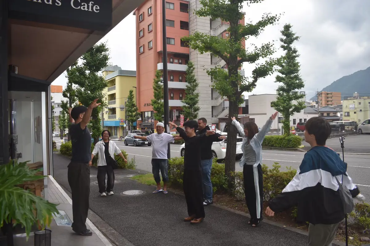 TUMUGU COFFEE ROASTERYの前に集まるスタッフとお客さま