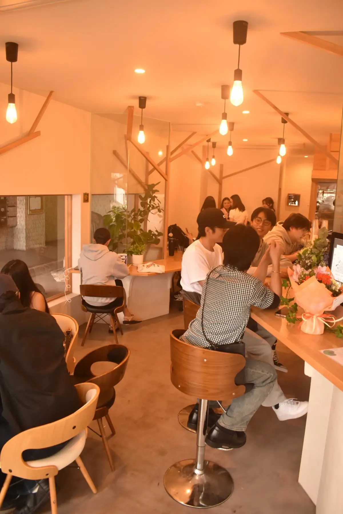 人が集うROASTERYの明るい店内