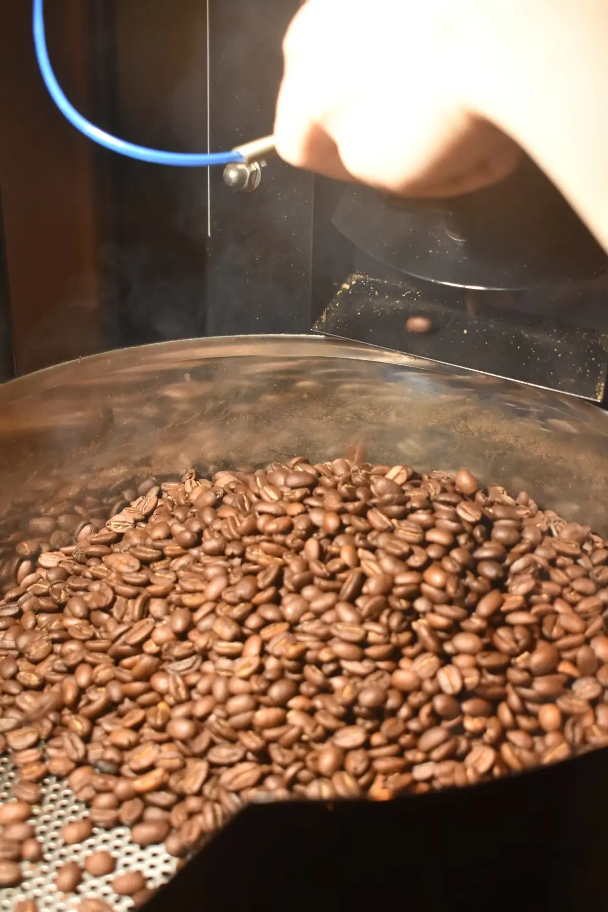 ROASTERYで焙煎され冷却されるコーヒー豆
