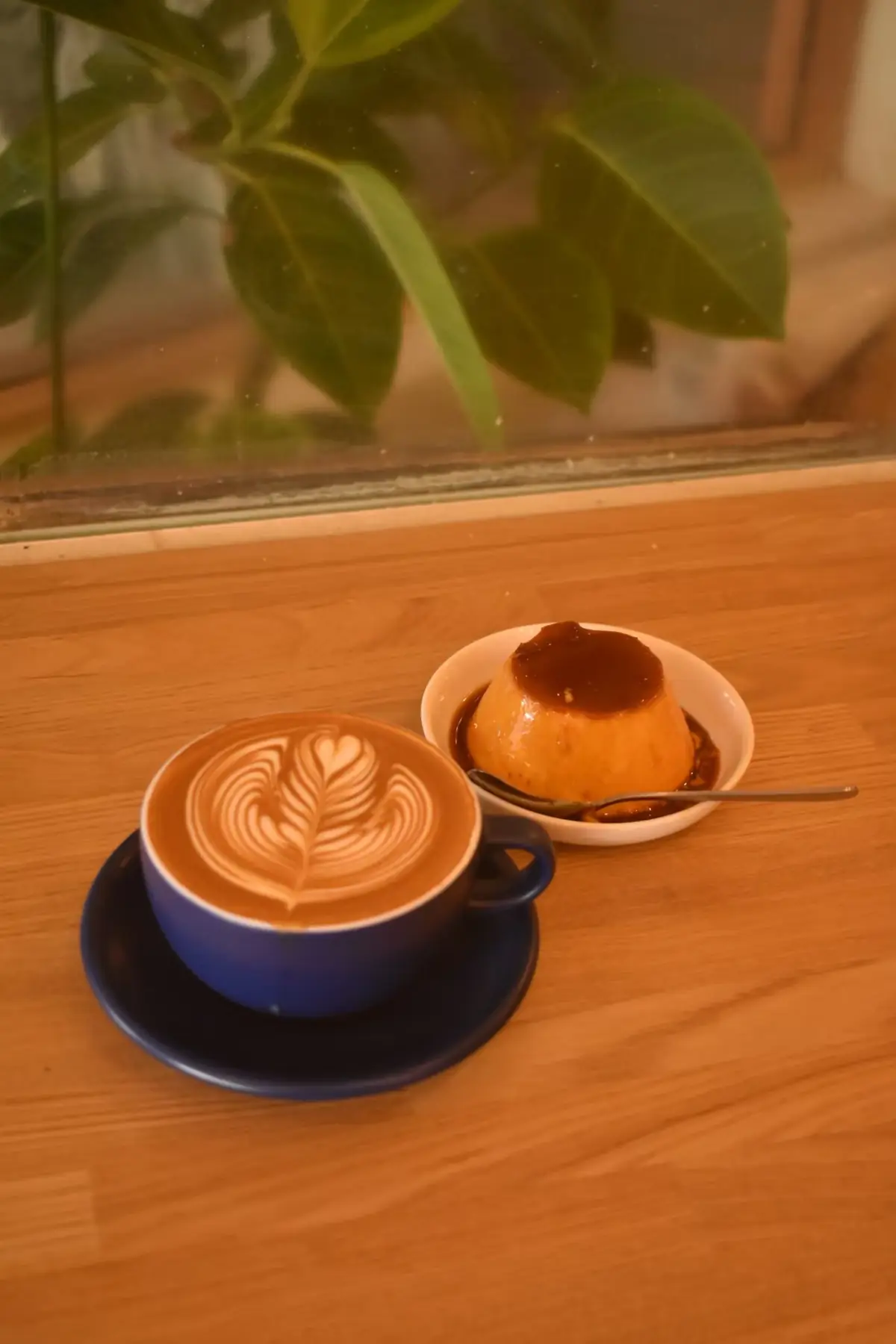 ROASTERYで提供されるラテアートと自家製プリン