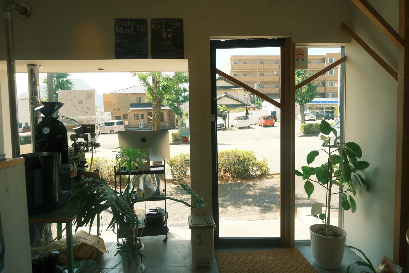 木のいすが並ぶTUMUGU COFFEE ROASTERYの明るい店内