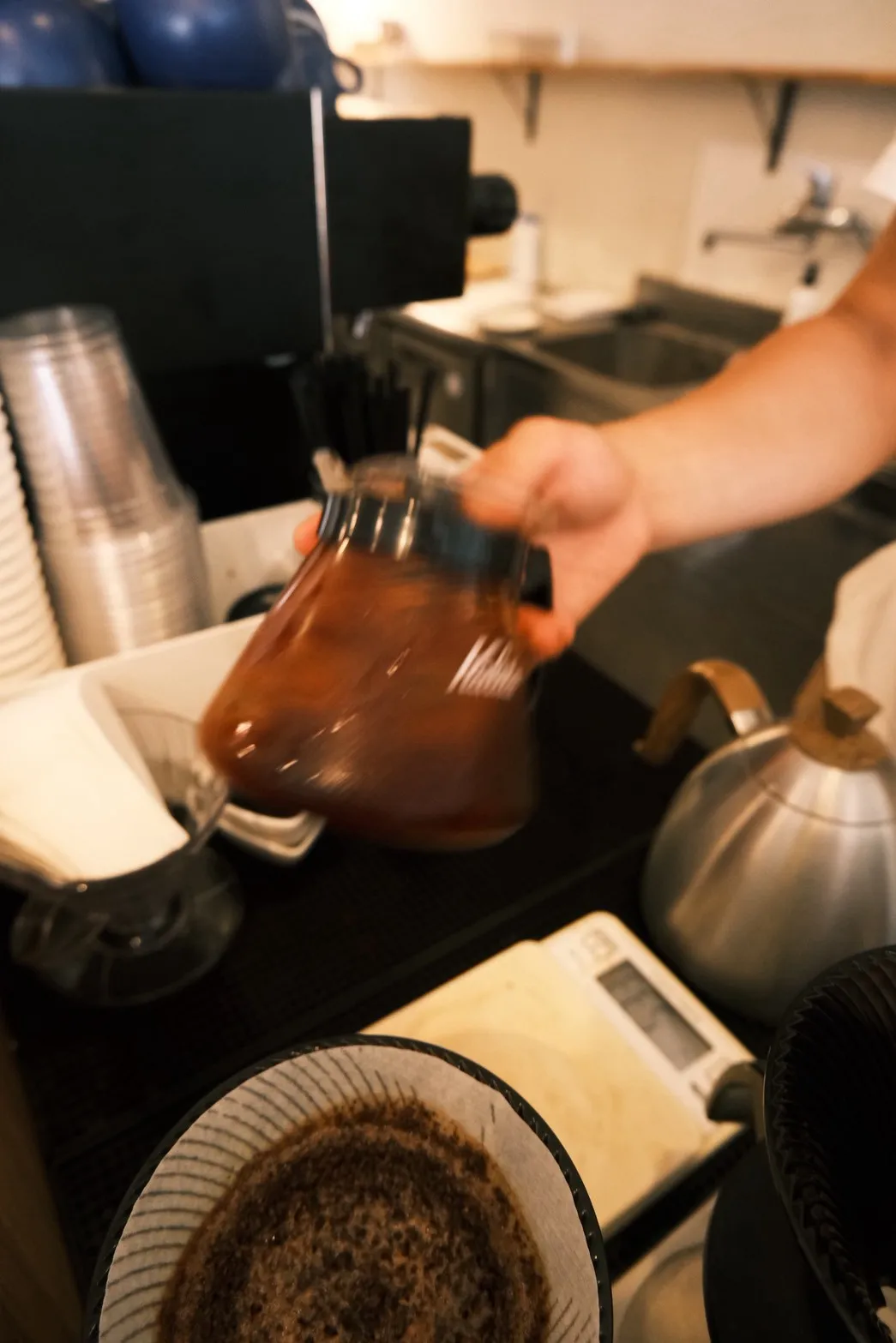 TUMUGU COFFEE NIGHTのポスターが並ぶ壁