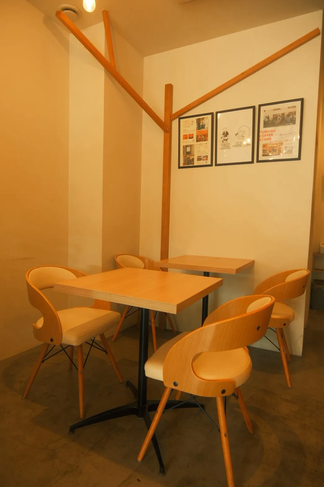 TUMUGU COFFEE ROASTERYの入口と外の風景
