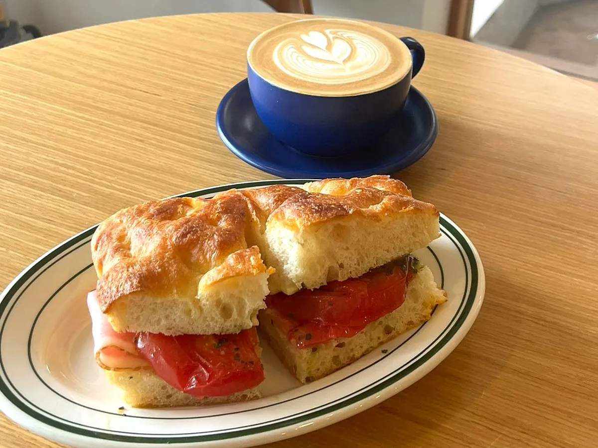 別府 弓ケ浜町 ROASTERYの朝のフォカッチャサンドとカフェラテ