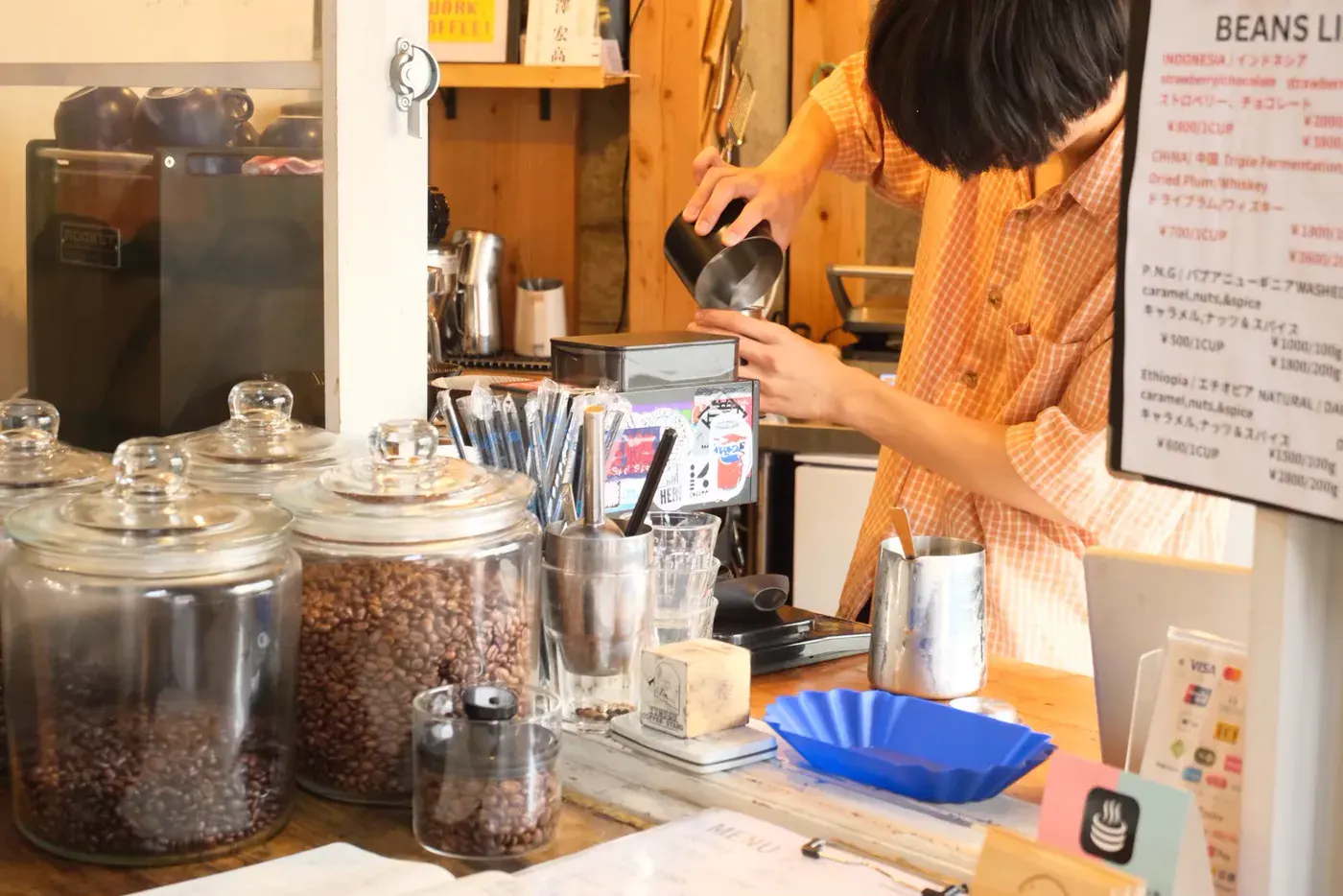 カウンターで一杯ずつ淹れるバリスタ