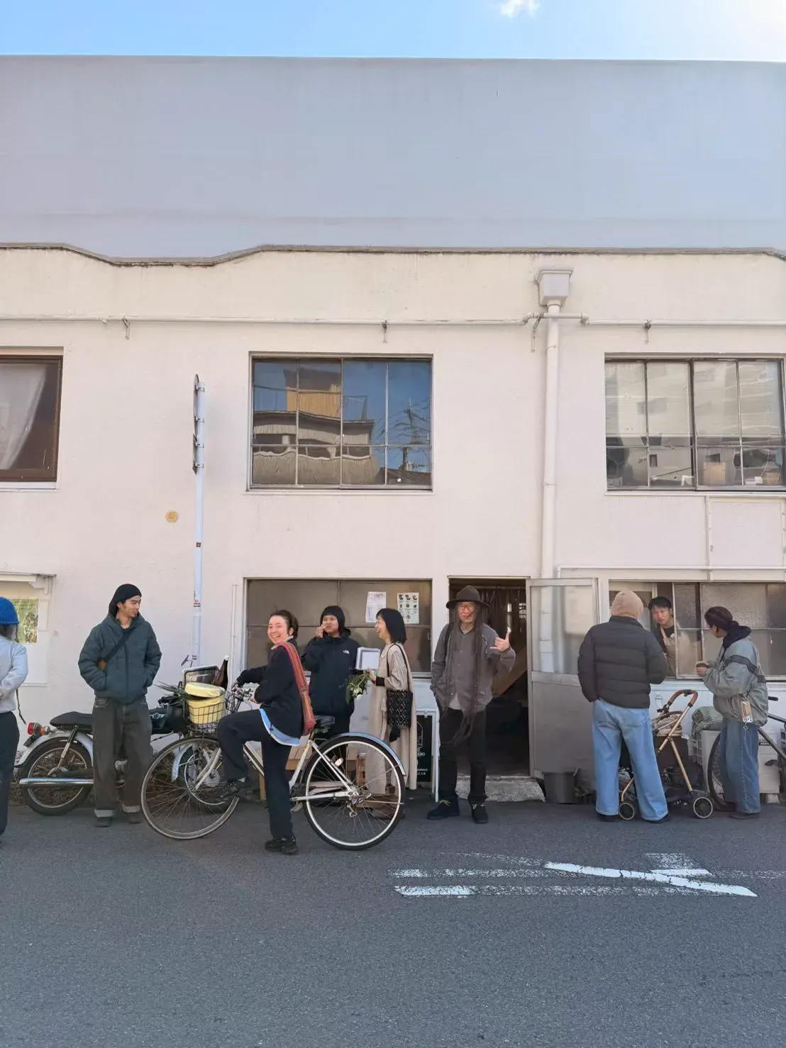 賑わう店の外観