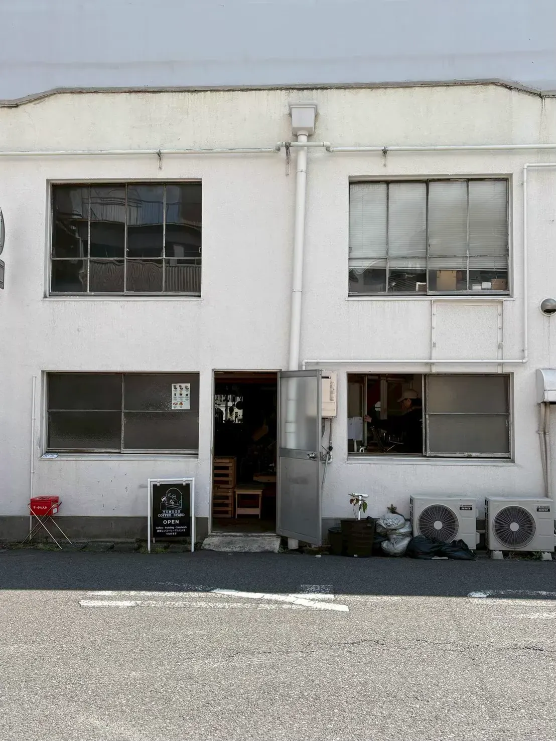 別府駅前、白い建物の扉を開けたTUMUGU COFFEE STANDの外観