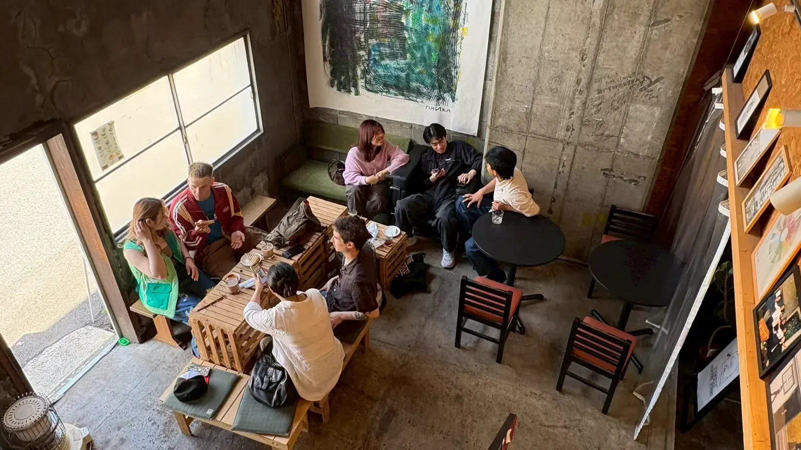 上から見たTUMUGU COFFEE STANDの店内。木のカウンターと黒いテーブル