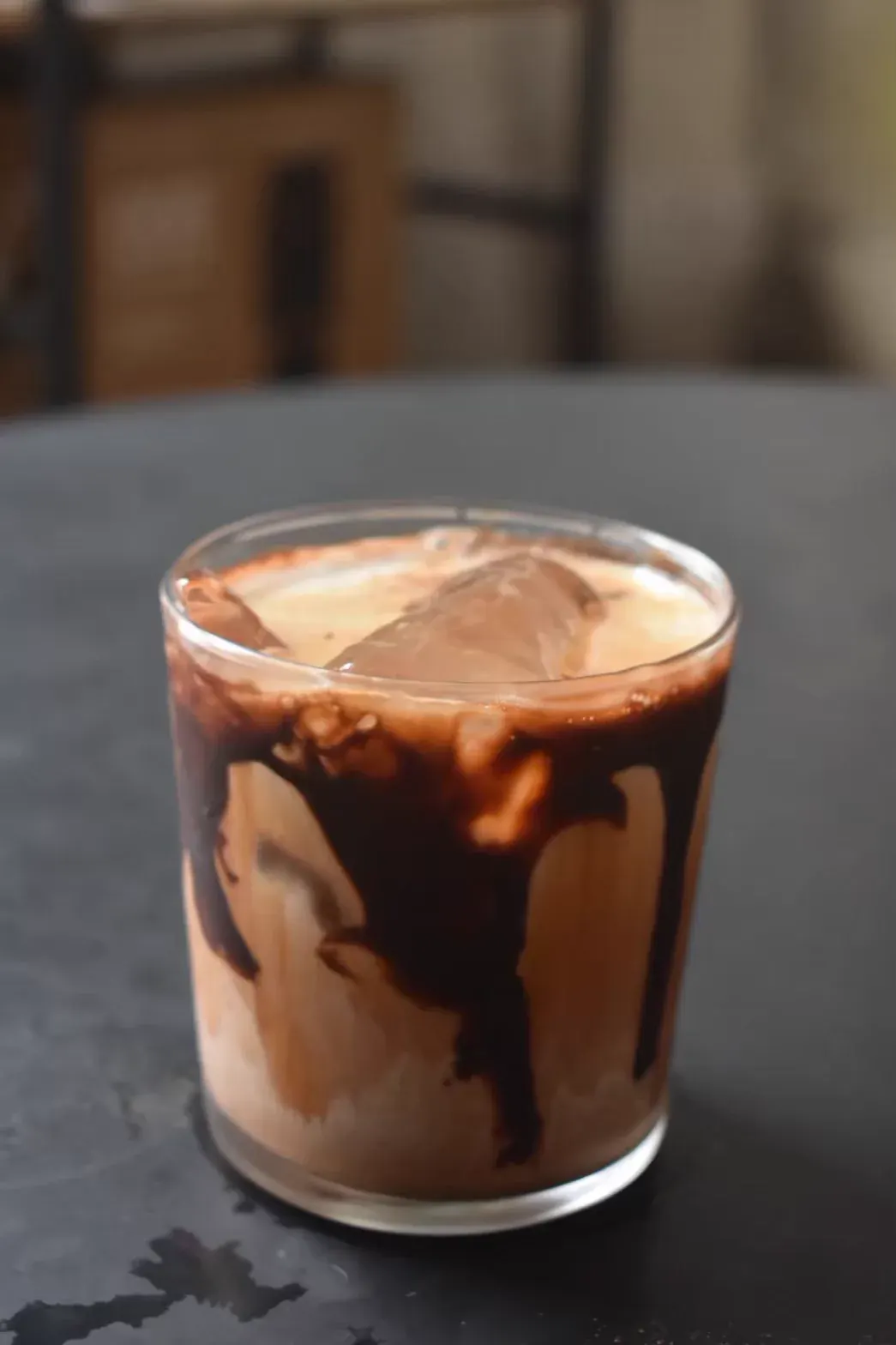 チョコレートソースをかけたアイスモカ