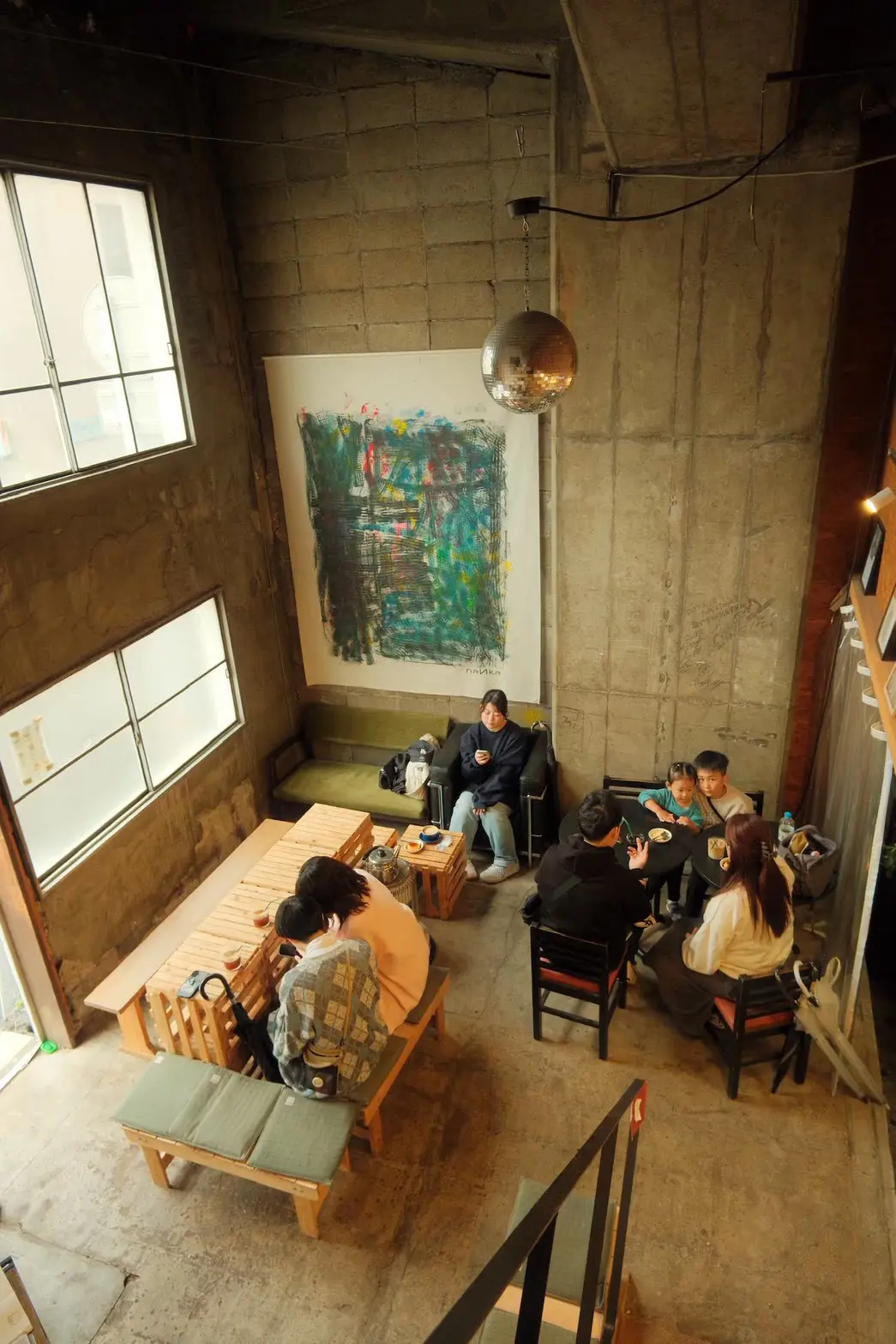 TUMUGU COFFEE STANDの店内でくつろぐお客さま