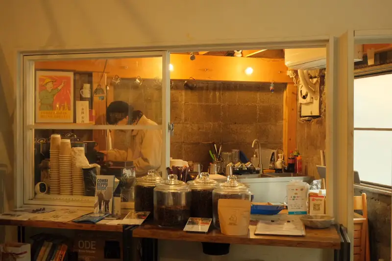 STANDの高い吹き抜けと大きな窓のある店内