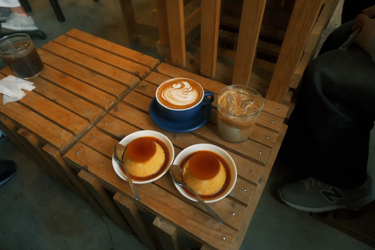 STANDのホットラテ・アイスラテと自家製プリン